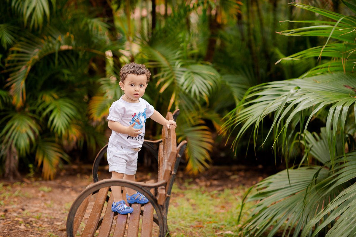 Arthur se divertiu muito nesse dia! Como não se apaixonar com estes sorrisos? Fizemos muitas fotos lindas com o papai a mamãe e o Arthur brincando, se lambuzando com o bolo e rindo muito! E depois finalizamos com o banho de bacia! Ele adorou e nós também!