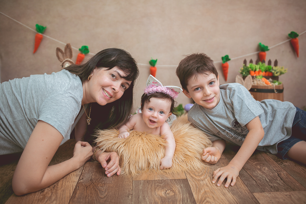 Rafaela completou 4 meses e para comemorar teve sua sessão de fotos com o tema da Páscoa!!

Ela ficou uma fofura de coelhinha <3 
