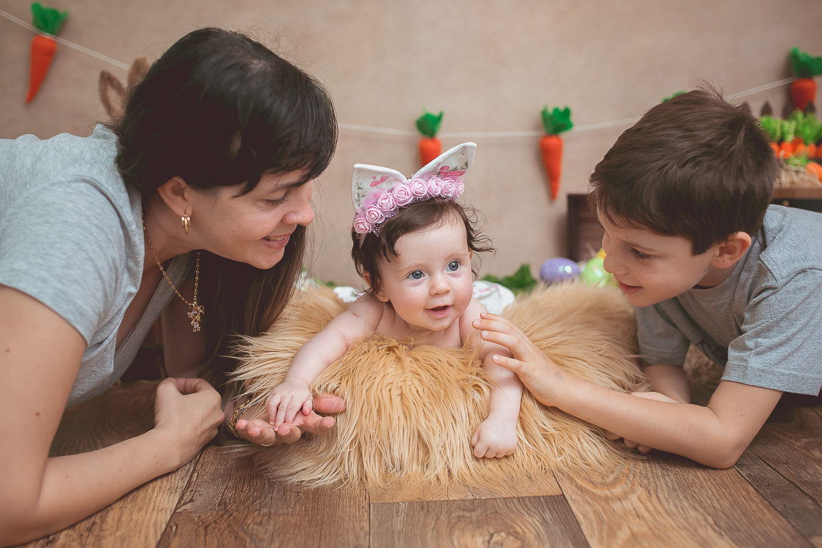 Rafaela completou 4 meses e para comemorar teve sua sessão de fotos com o tema da Páscoa!!

Ela ficou uma fofura de coelhinha <3 