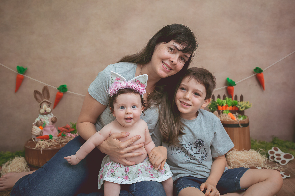Rafaela completou 4 meses e para comemorar teve sua sessão de fotos com o tema da Páscoa!!

Ela ficou uma fofura de coelhinha <3 
