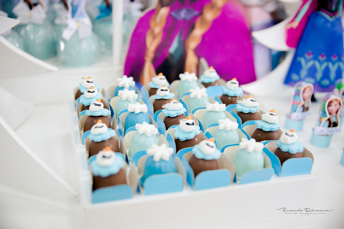 Os docinhos da mesa estão muito bons,.