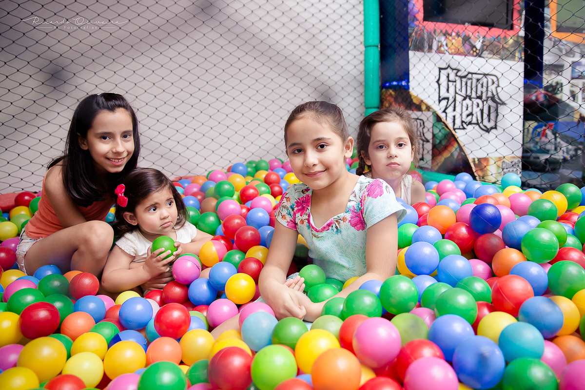 Giovana está brincando com suas amiguinhas na piscina de bolinha.