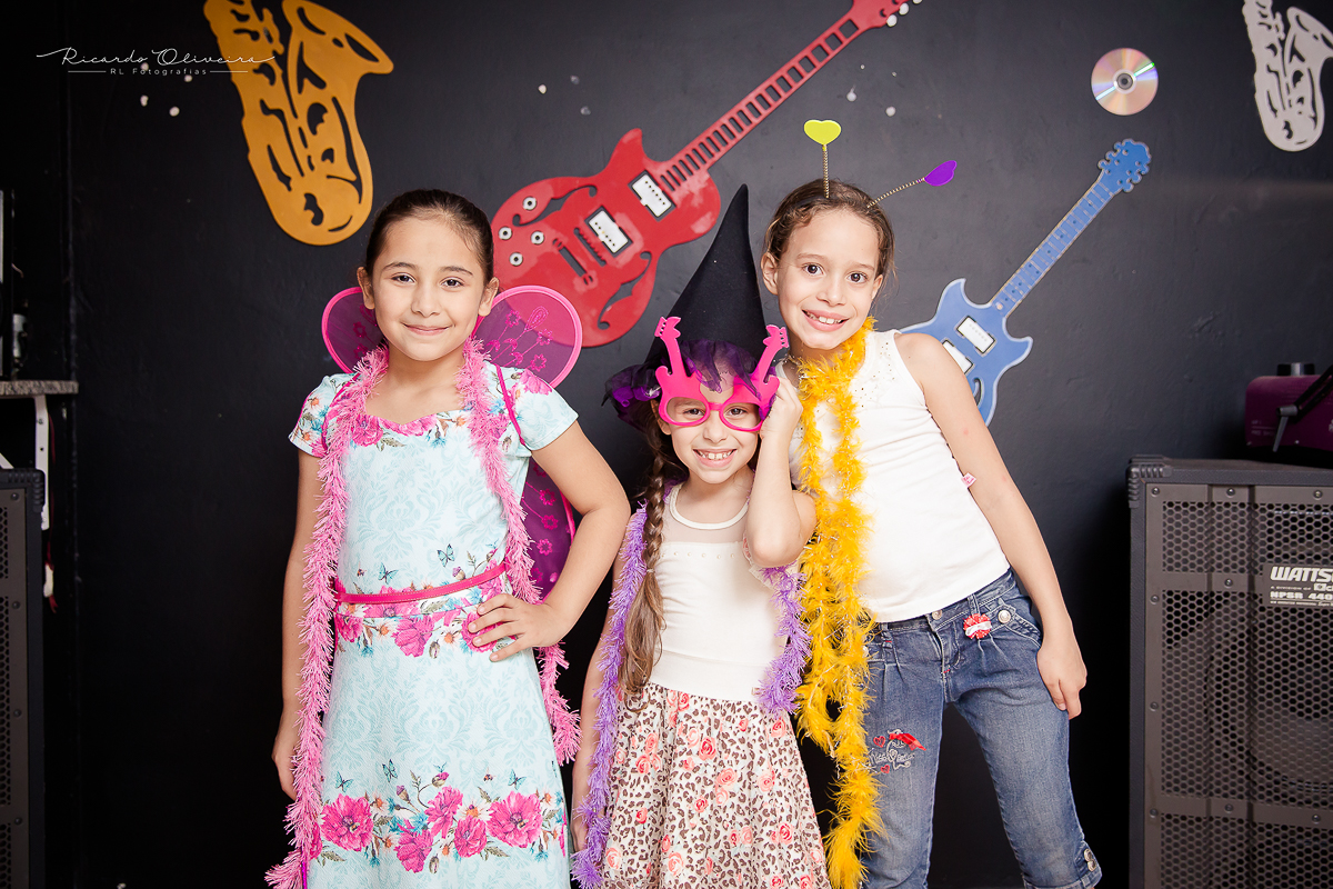 As meninas se fantasiaram para posar para a foto.