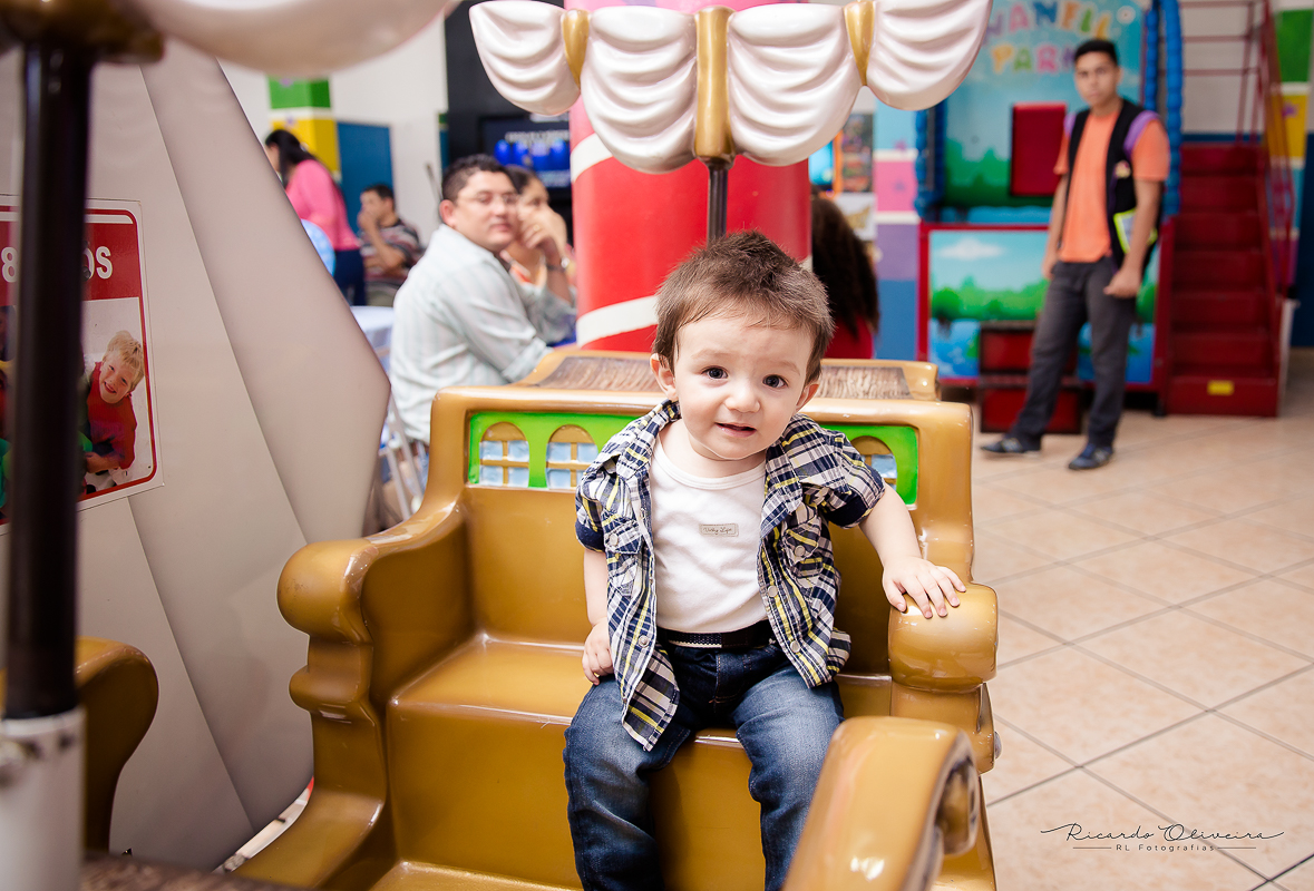 O Gabriel está se divertindo no barquinho.