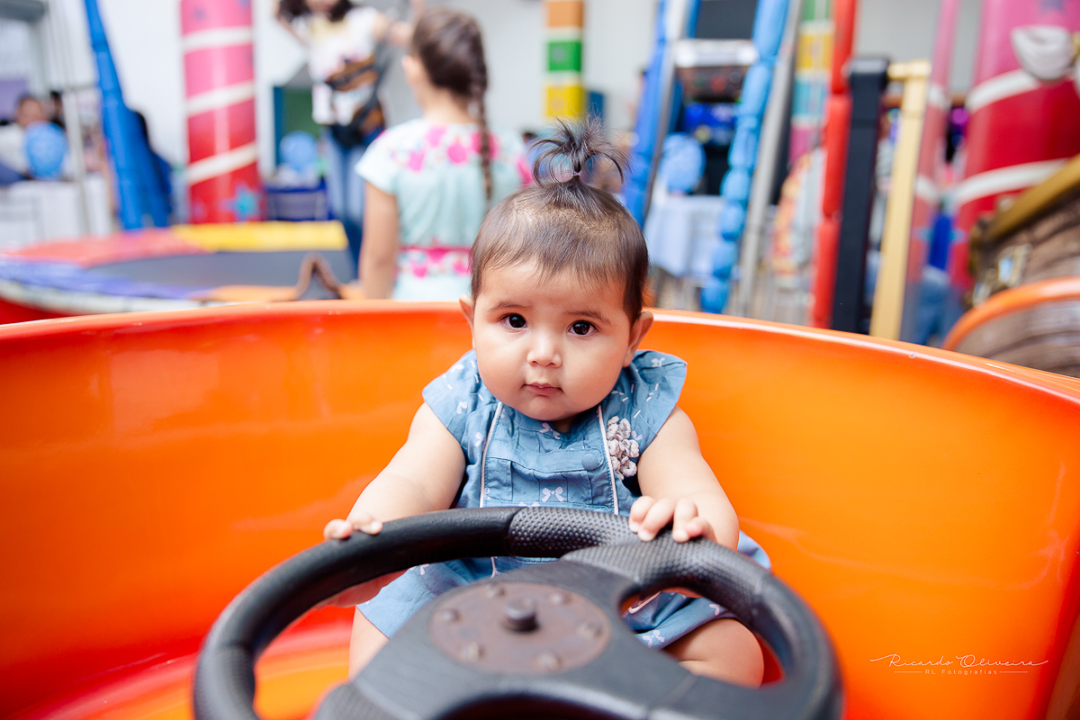 O bebezinho nem idade tem para brincar nesses brinquedos.