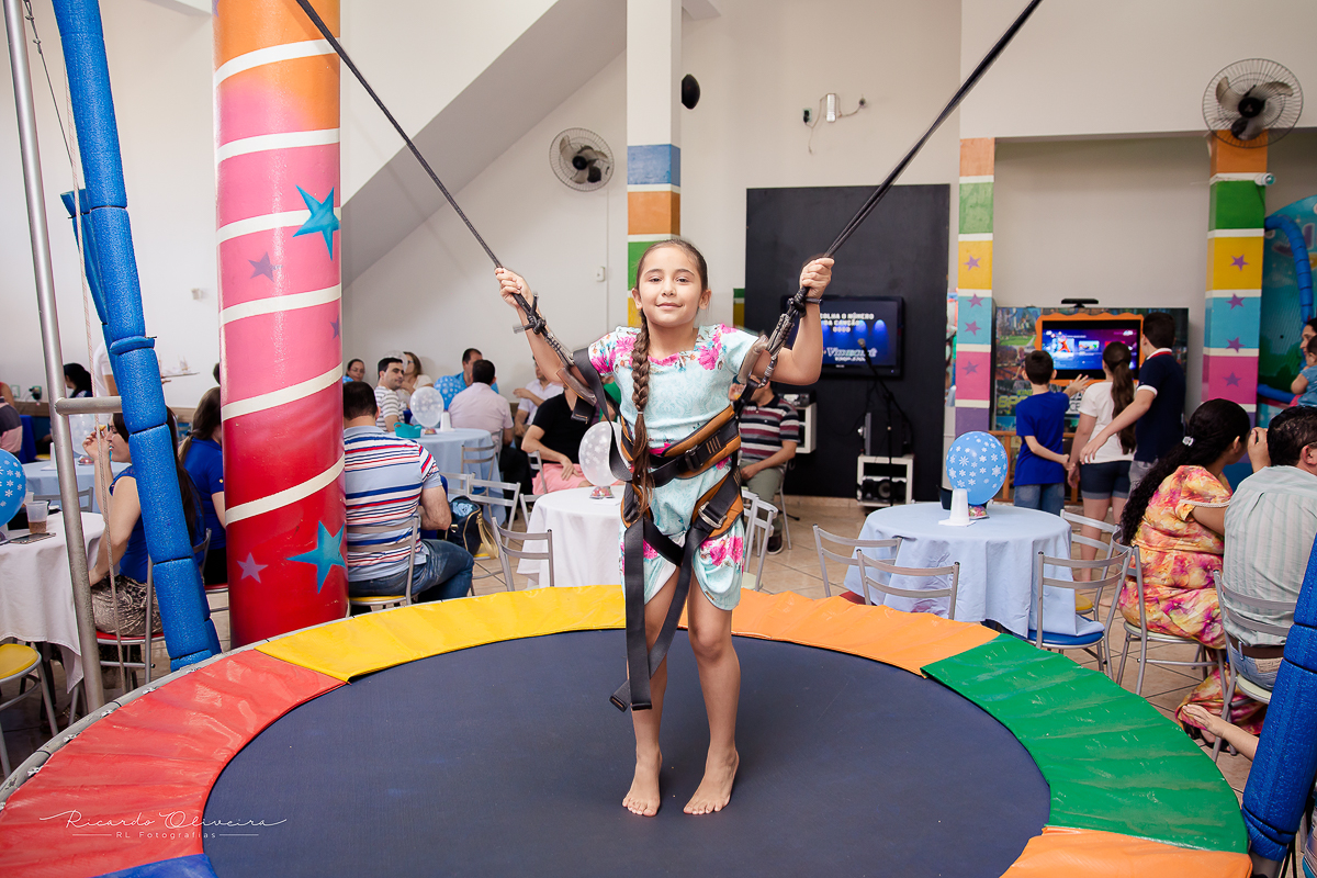 Giovana não perde tempo em brincar em todos os brinquedos