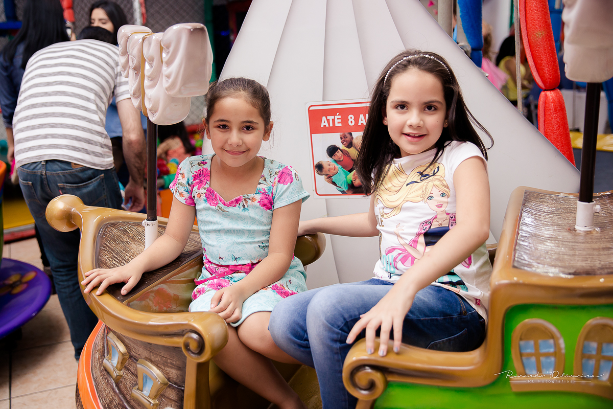 As amiguinhas da Giovana brincando juntas no barquinho