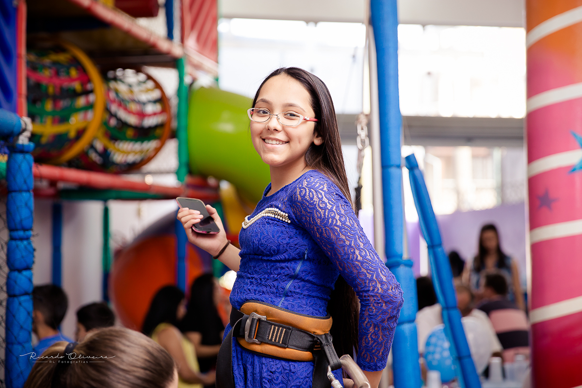posando para a foto depois de brincar muito na cama elástica
