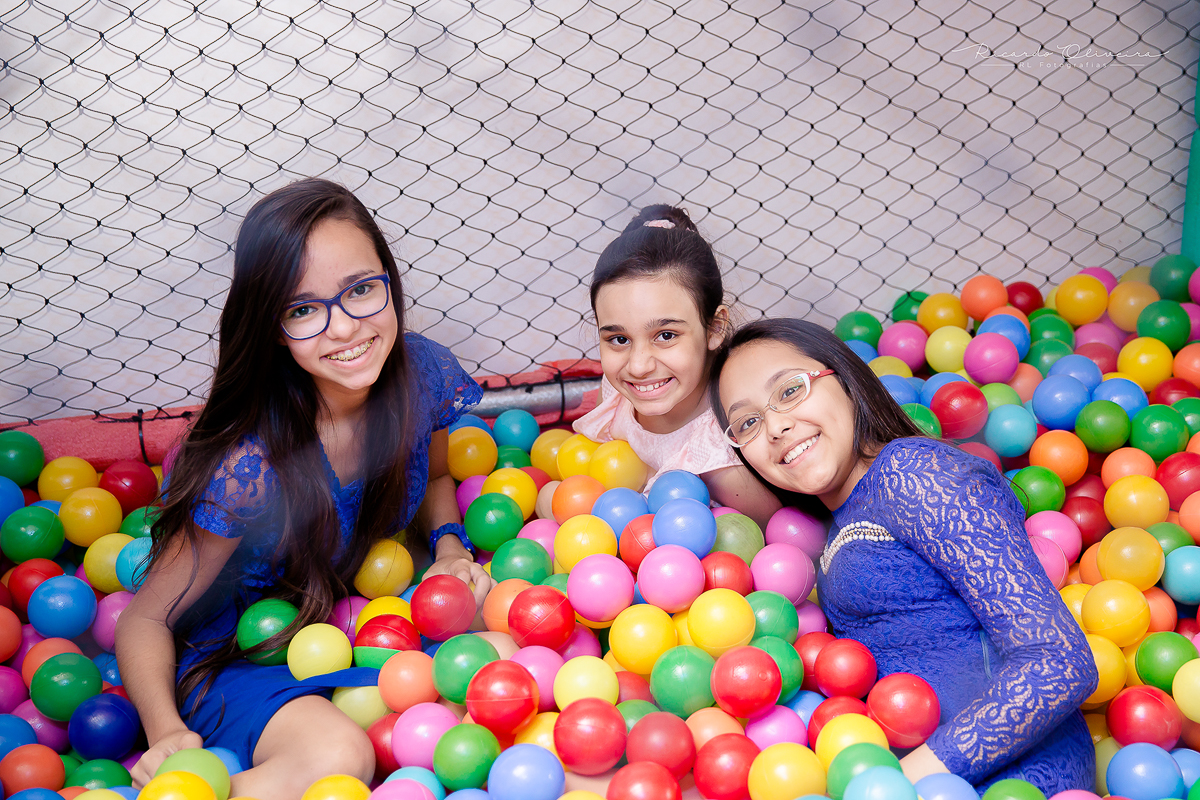 As meninas se divertindo na piscina de bolinhas