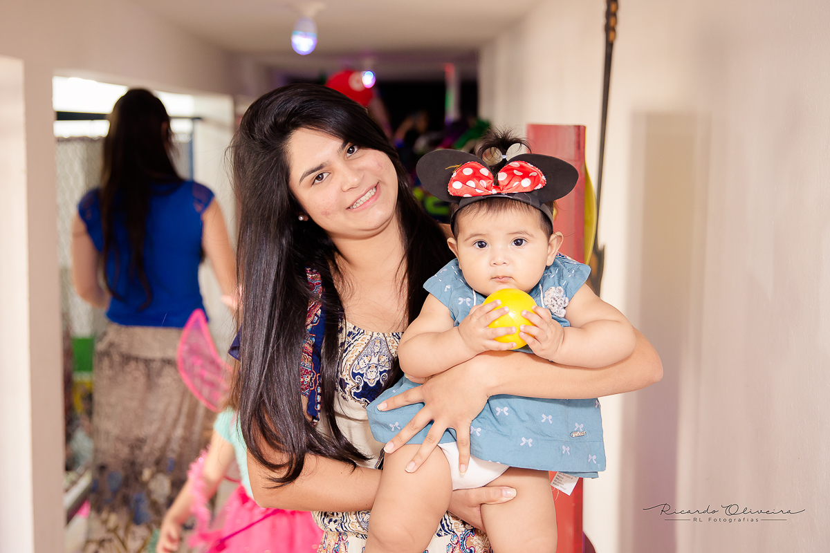 Até  a irmãzinha da Giovana, fazendo pose com essa tirinha linda da minie