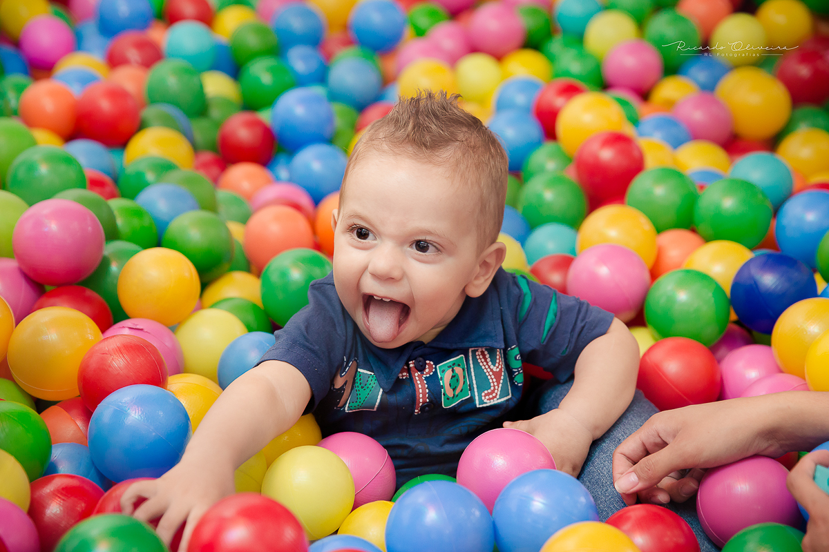 Esse garotinho até careta fez para o fotografo, foi fantástico, não queria sair da piscina de bolinha por nada