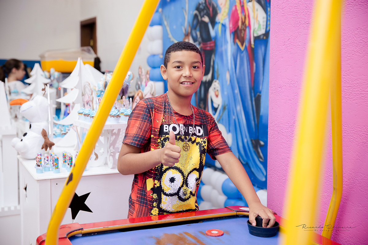 Os meninos brincando,   e dando jóia para foto