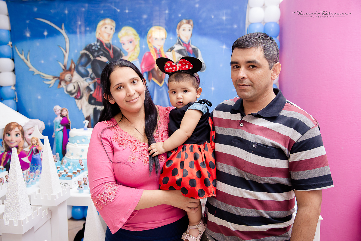 Papai e mamãe junto com a filhinha linda de minie, não podiam ficar sem sair nas fotos