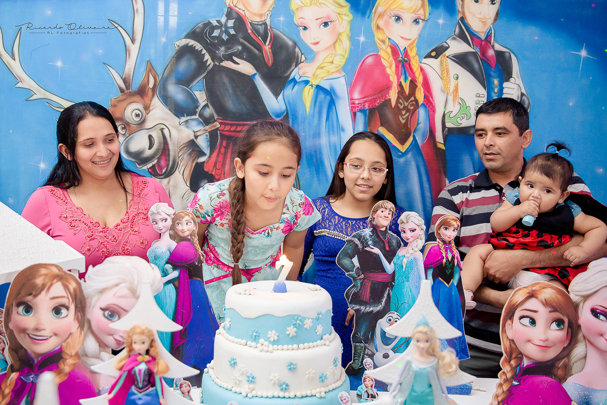 A hora mais esperada, o parabéns, foi muito lindo a Giovana assoprando a velinha de sete aninho