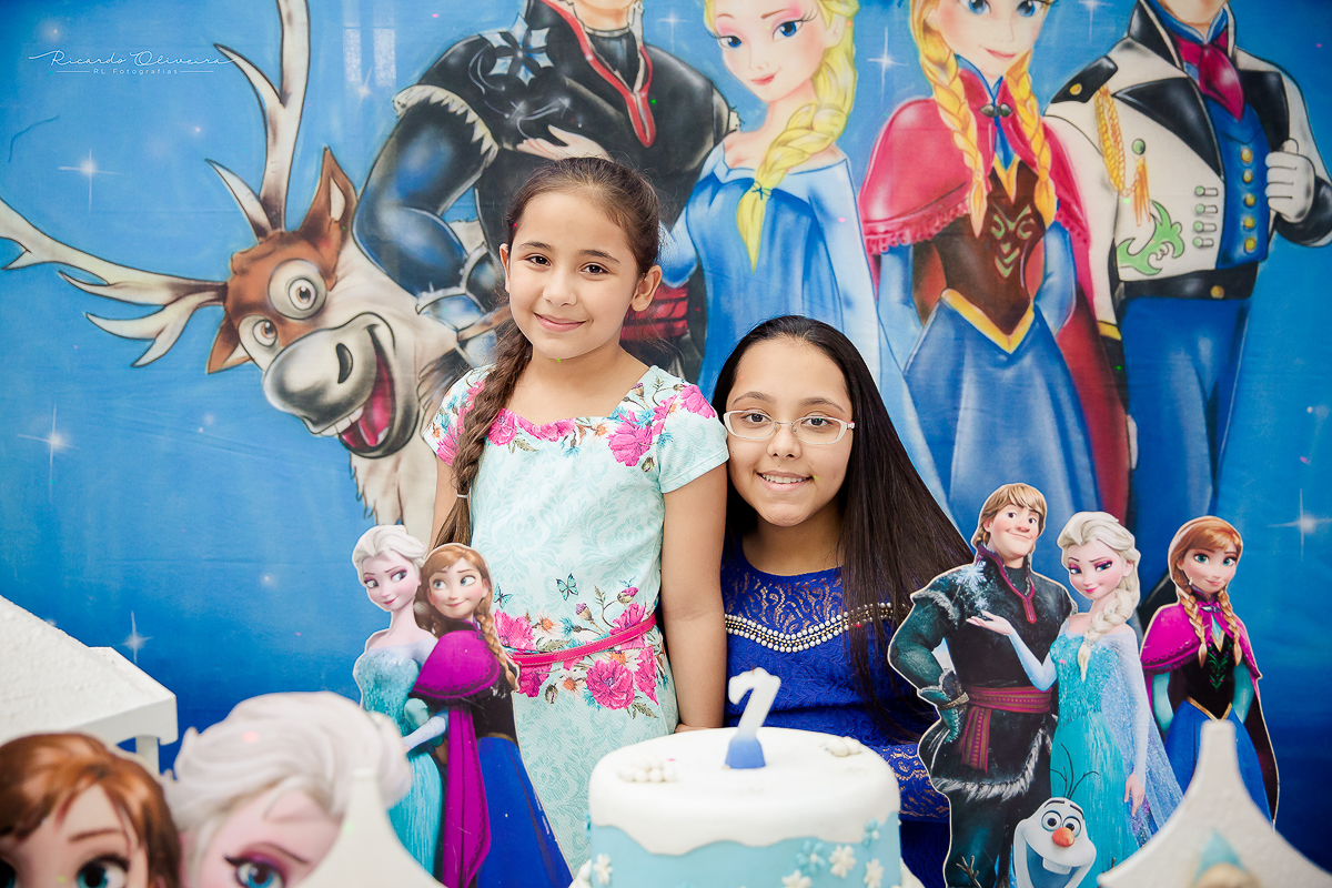 Francielle e a Giovana atras da mesa do bolo, é muito amor entre irmãs.