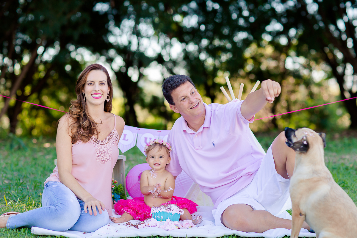 a Luiza completou seu 1º aninho, e encerramos seu acompanhamento  com um lindo smash the cake que teve a participação especial do Duque de Wellington o filhote de 4 patas ❤
A Luiza adorou se melecar, o Duque então nem se fale queria devorar o bolo