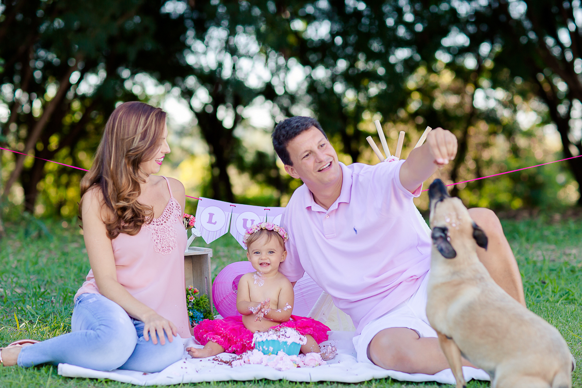 a Luiza completou seu 1º aninho, e encerramos seu acompanhamento  com um lindo smash the cake que teve a participação especial do Duque de Wellington o filhote de 4 patas ❤
A Luiza adorou se melecar, o Duque então nem se fale queria devorar o bolo