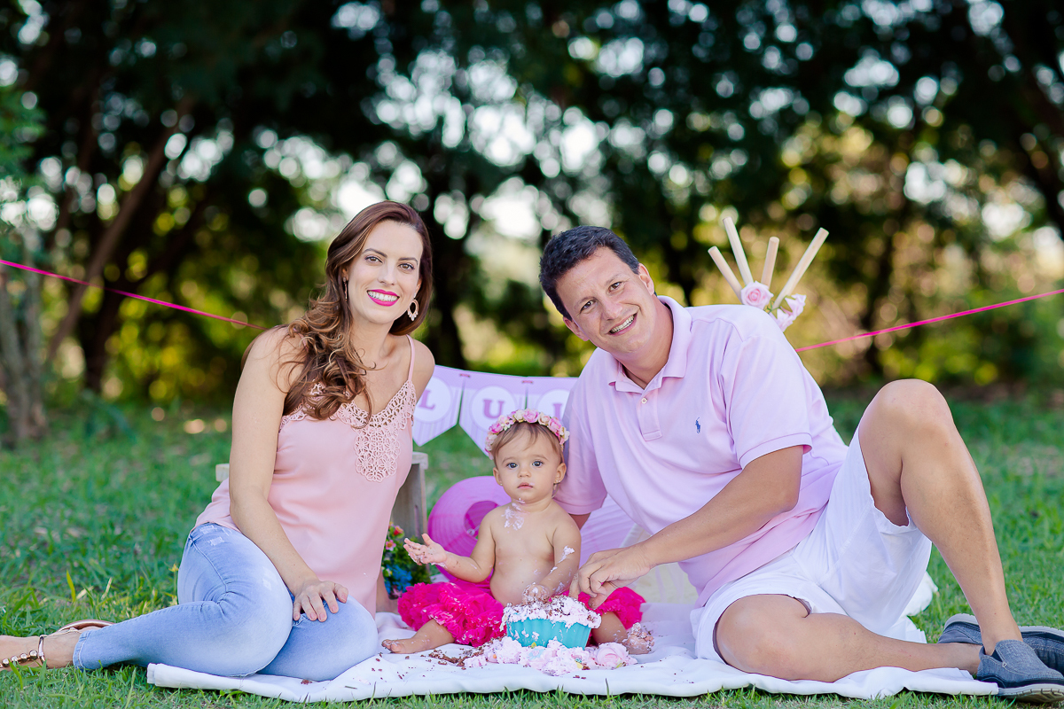 a Luiza completou seu 1º aninho, e encerramos seu acompanhamento  com um lindo smash the cake que teve a participação especial do Duque de Wellington o filhote de 4 patas ❤
A Luiza adorou se melecar, o Duque então nem se fale queria devorar o bolo