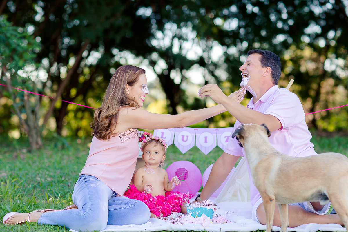 a Luiza completou seu 1º aninho, e encerramos seu acompanhamento  com um lindo smash the cake que teve a participação especial do Duque de Wellington o filhote de 4 patas ❤
A Luiza adorou se melecar, o Duque então nem se fale queria devorar o bolo