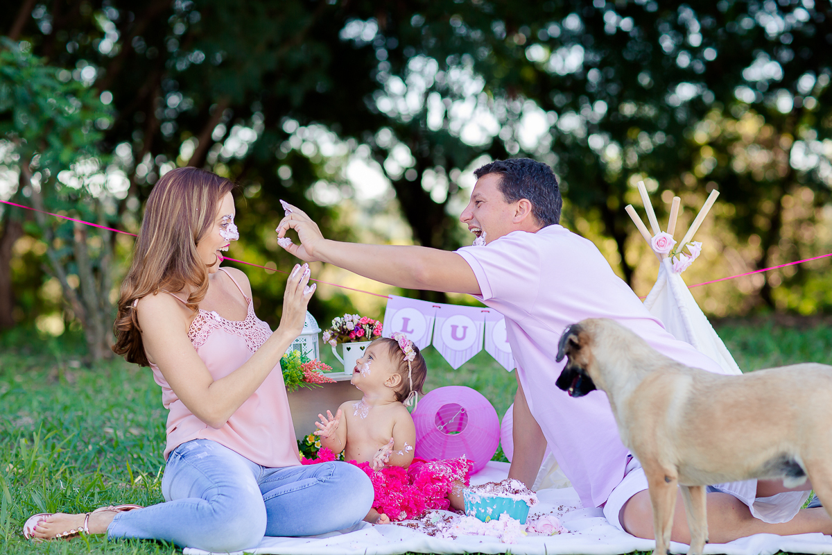 a Luiza completou seu 1º aninho, e encerramos seu acompanhamento  com um lindo smash the cake que teve a participação especial do Duque de Wellington o filhote de 4 patas ❤
A Luiza adorou se melecar, o Duque então nem se fale queria devorar o bolo