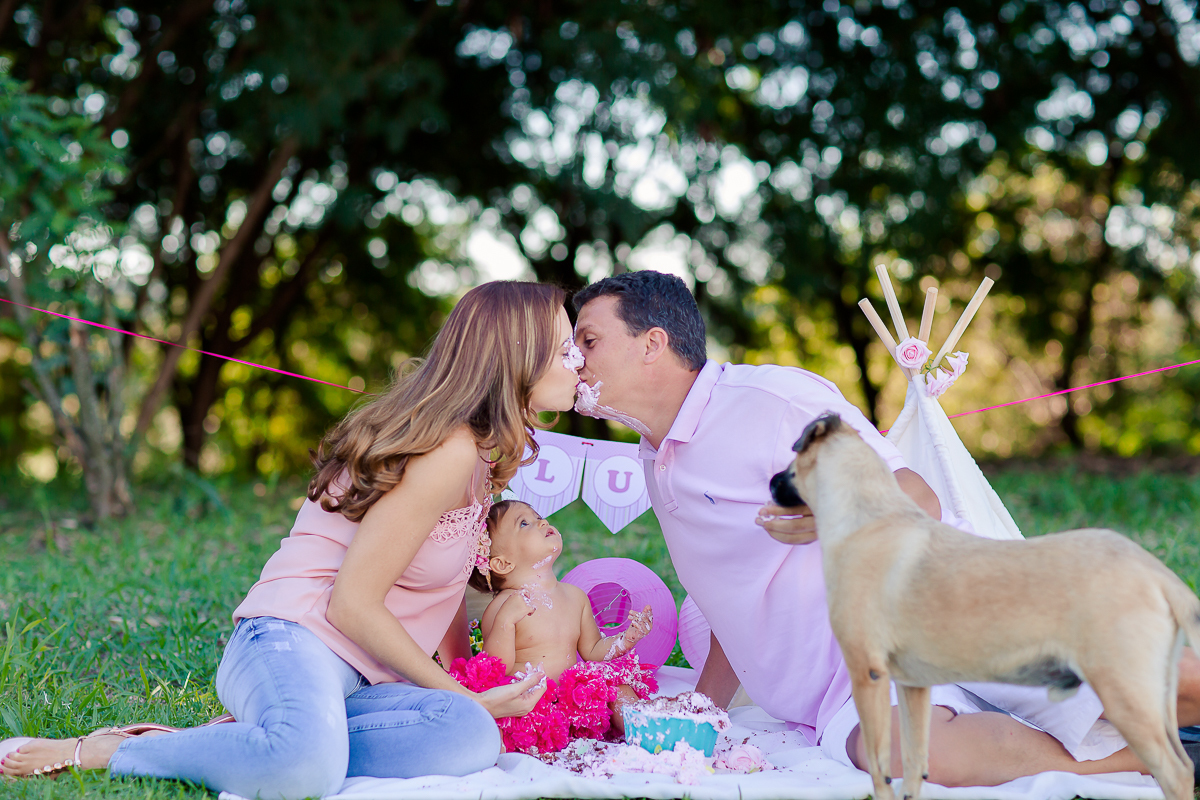 a Luiza completou seu 1º aninho, e encerramos seu acompanhamento  com um lindo smash the cake que teve a participação especial do Duque de Wellington o filhote de 4 patas ❤
A Luiza adorou se melecar, o Duque então nem se fale queria devorar o bolo