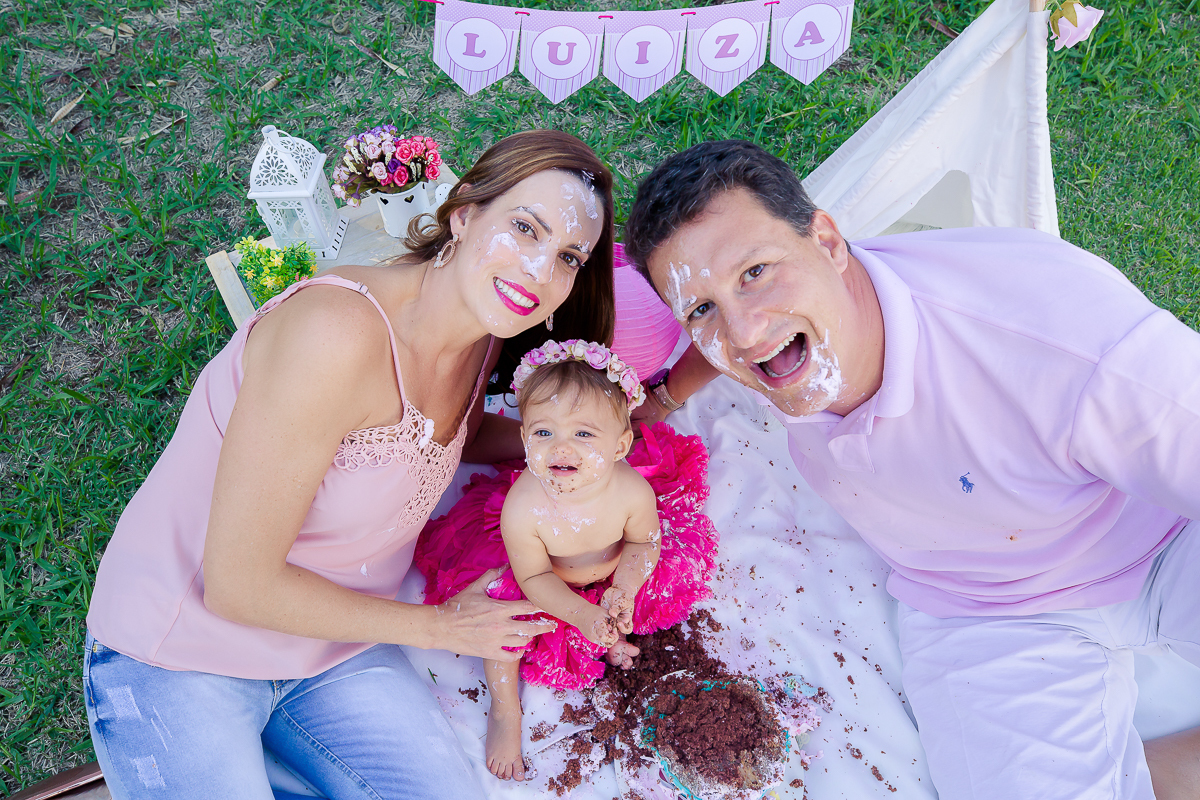 a Luiza completou seu 1º aninho, e encerramos seu acompanhamento  com um lindo smash the cake que teve a participação especial do Duque de Wellington o filhote de 4 patas ❤
A Luiza adorou se melecar, o Duque então nem se fale queria devorar o bolo