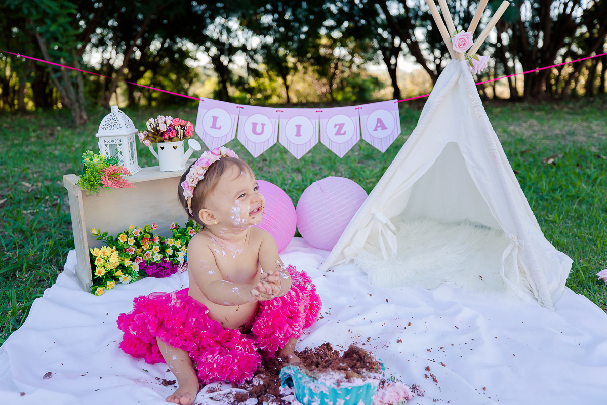 a Luiza completou seu 1º aninho, e encerramos seu acompanhamento  com um lindo smash the cake que teve a participação especial do Duque de Wellington o filhote de 4 patas ❤
A Luiza adorou se melecar, o Duque então nem se fale queria devorar o bolo