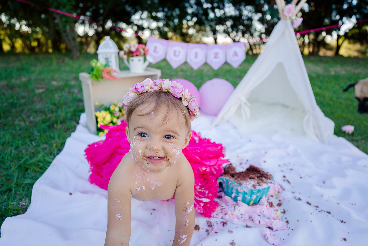 a Luiza completou seu 1º aninho, e encerramos seu acompanhamento  com um lindo smash the cake que teve a participação especial do Duque de Wellington o filhote de 4 patas ❤
A Luiza adorou se melecar, o Duque então nem se fale queria devorar o bolo