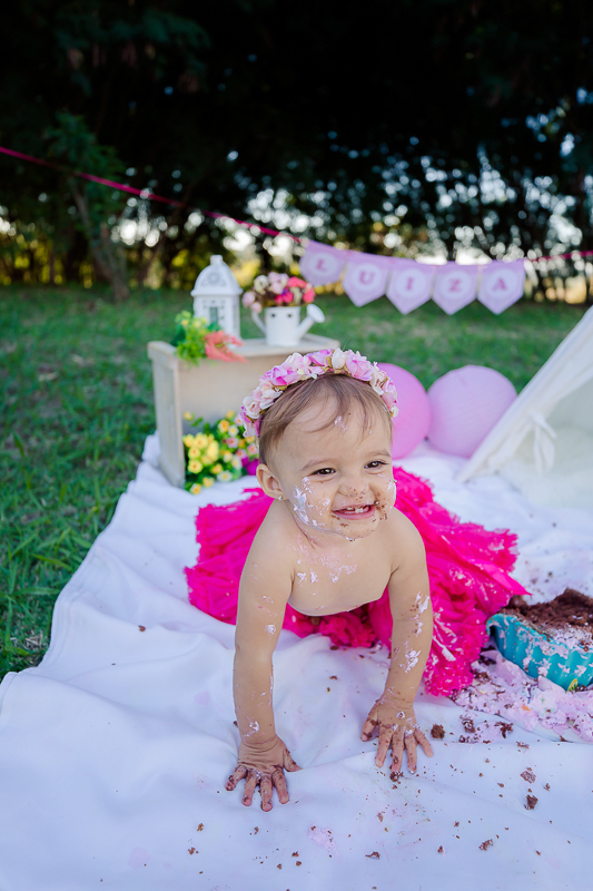 a Luiza completou seu 1º aninho, e encerramos seu acompanhamento  com um lindo smash the cake que teve a participação especial do Duque de Wellington o filhote de 4 patas ❤
A Luiza adorou se melecar, o Duque então nem se fale queria devorar o bolo