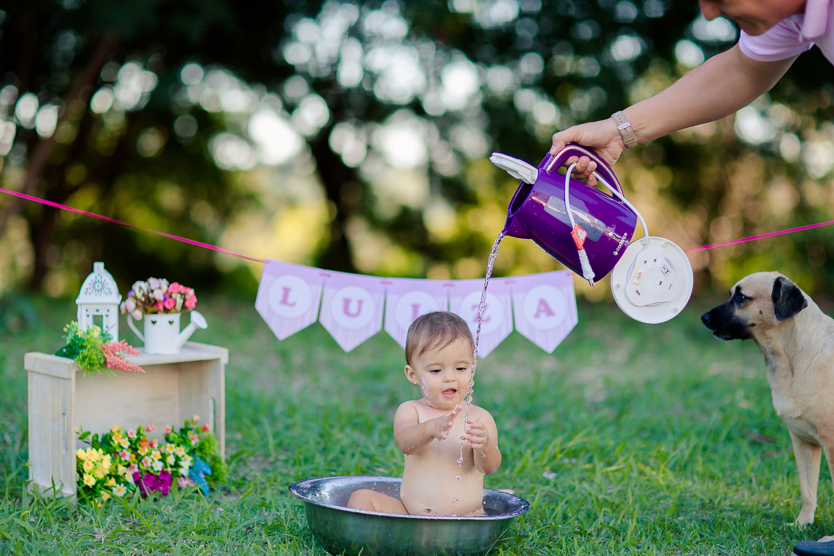 a Luiza completou seu 1º aninho, e encerramos seu acompanhamento  com um lindo smash the cake que teve a participação especial do Duque de Wellington o filhote de 4 patas ❤
A Luiza adorou se melecar, o Duque então nem se fale queria devorar o bolo