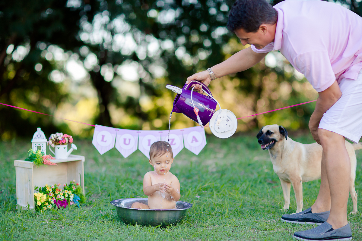 a Luiza completou seu 1º aninho, e encerramos seu acompanhamento  com um lindo smash the cake que teve a participação especial do Duque de Wellington o filhote de 4 patas ❤
A Luiza adorou se melecar, o Duque então nem se fale queria devorar o bolo