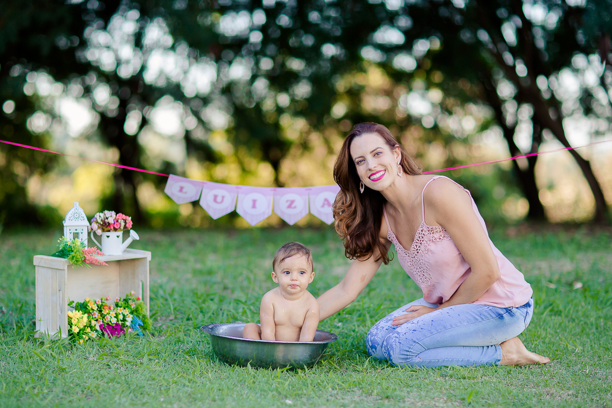 a Luiza completou seu 1º aninho, e encerramos seu acompanhamento  com um lindo smash the cake que teve a participação especial do Duque de Wellington o filhote de 4 patas ❤
A Luiza adorou se melecar, o Duque então nem se fale queria devorar o bolo