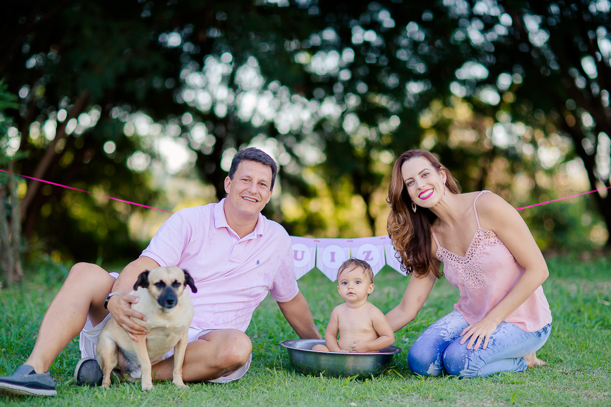 a Luiza completou seu 1º aninho, e encerramos seu acompanhamento  com um lindo smash the cake que teve a participação especial do Duque de Wellington o filhote de 4 patas ❤
A Luiza adorou se melecar, o Duque então nem se fale queria devorar o bolo