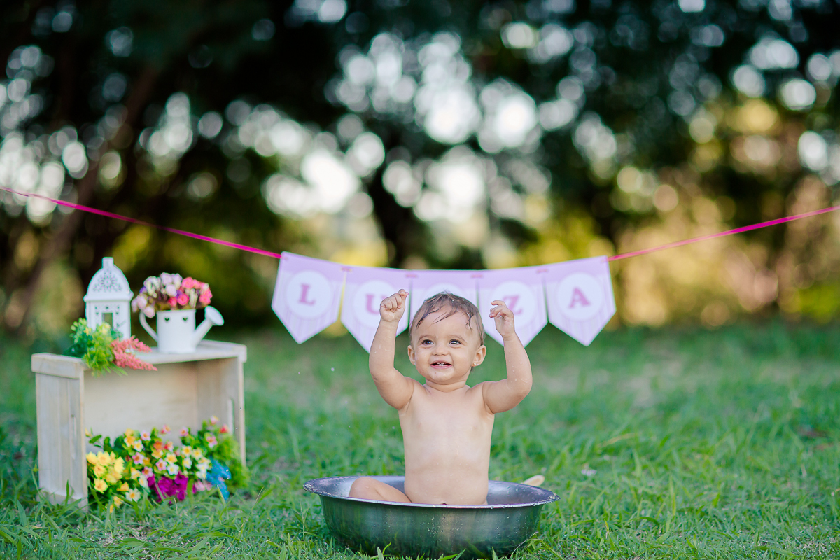 a Luiza completou seu 1º aninho, e encerramos seu acompanhamento  com um lindo smash the cake que teve a participação especial do Duque de Wellington o filhote de 4 patas ❤
A Luiza adorou se melecar, o Duque então nem se fale queria devorar o bolo