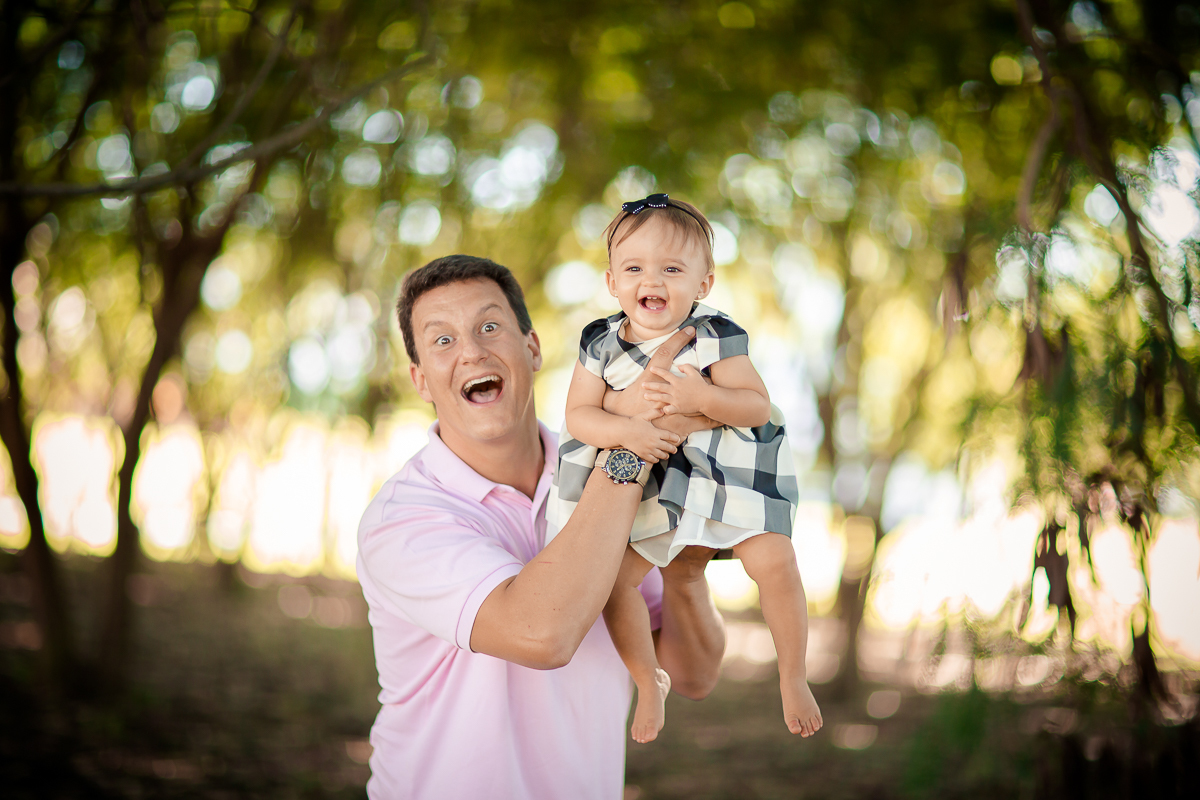 a Luiza completou seu 1º aninho, e encerramos seu acompanhamento  com um lindo smash the cake que teve a participação especial do Duque de Wellington o filhote de 4 patas ❤
A Luiza adorou se melecar, o Duque então nem se fale queria devorar o bolo