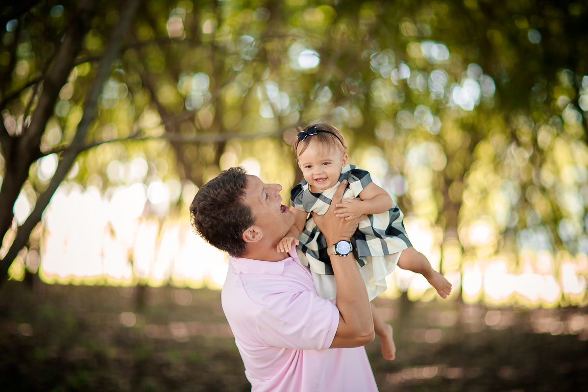 a Luiza completou seu 1º aninho, e encerramos seu acompanhamento  com um lindo smash the cake que teve a participação especial do Duque de Wellington o filhote de 4 patas ❤
A Luiza adorou se melecar, o Duque então nem se fale queria devorar o bolo