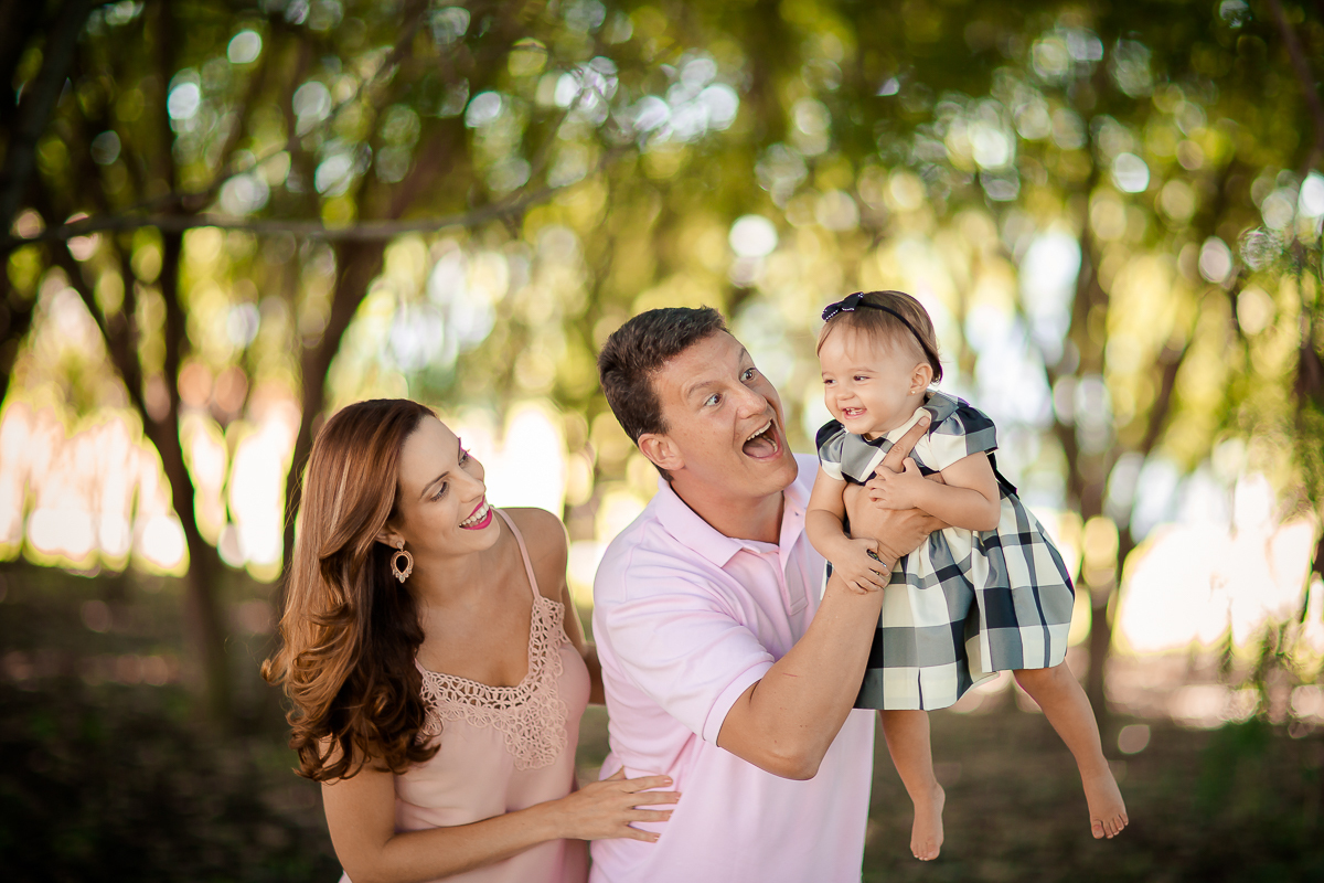 a Luiza completou seu 1º aninho, e encerramos seu acompanhamento  com um lindo smash the cake que teve a participação especial do Duque de Wellington o filhote de 4 patas ❤
A Luiza adorou se melecar, o Duque então nem se fale queria devorar o bolo