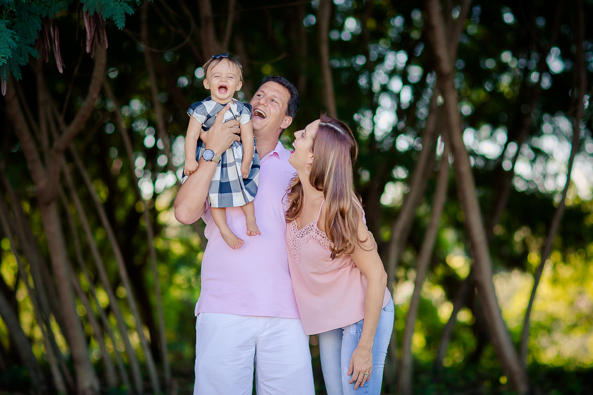 a Luiza completou seu 1º aninho, e encerramos seu acompanhamento  com um lindo smash the cake que teve a participação especial do Duque de Wellington o filhote de 4 patas ❤
A Luiza adorou se melecar, o Duque então nem se fale queria devorar o bolo