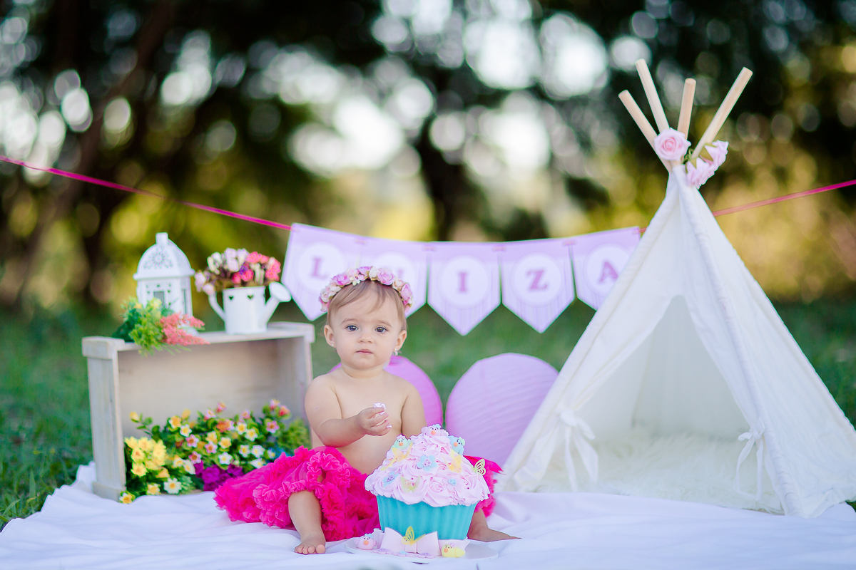 a Luiza completou seu 1º aninho, e encerramos seu acompanhamento  com um lindo smash the cake que teve a participação especial do Duque de Wellington o filhote de 4 patas ❤
A Luiza adorou se melecar, o Duque então nem se fale queria devorar o bolo