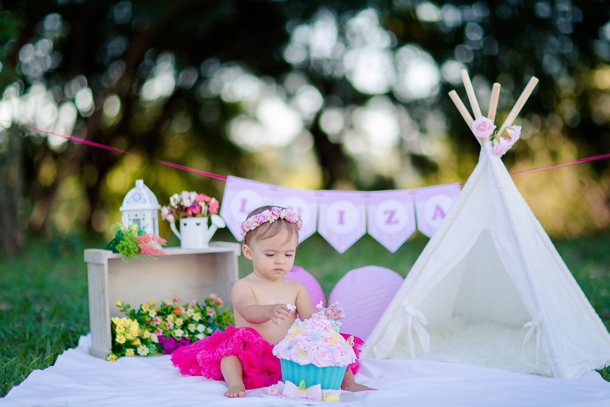 a Luiza completou seu 1º aninho, e encerramos seu acompanhamento  com um lindo smash the cake que teve a participação especial do Duque de Wellington o filhote de 4 patas ❤
A Luiza adorou se melecar, o Duque então nem se fale queria devorar o bolo