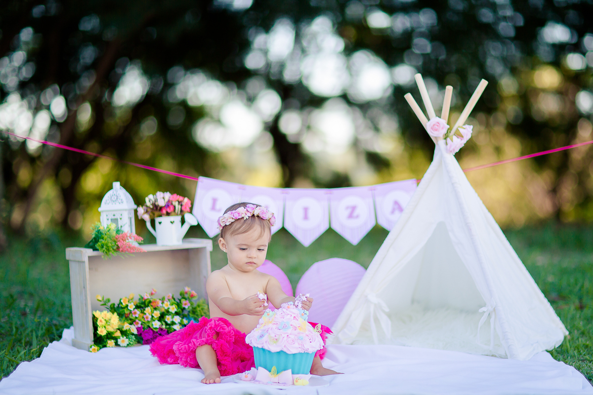 a Luiza completou seu 1º aninho, e encerramos seu acompanhamento  com um lindo smash the cake que teve a participação especial do Duque de Wellington o filhote de 4 patas ❤
A Luiza adorou se melecar, o Duque então nem se fale queria devorar o bolo