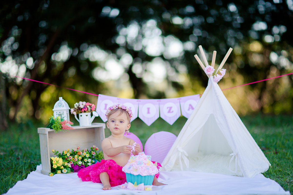 a Luiza completou seu 1º aninho, e encerramos seu acompanhamento  com um lindo smash the cake que teve a participação especial do Duque de Wellington o filhote de 4 patas ❤
A Luiza adorou se melecar, o Duque então nem se fale queria devorar o bolo