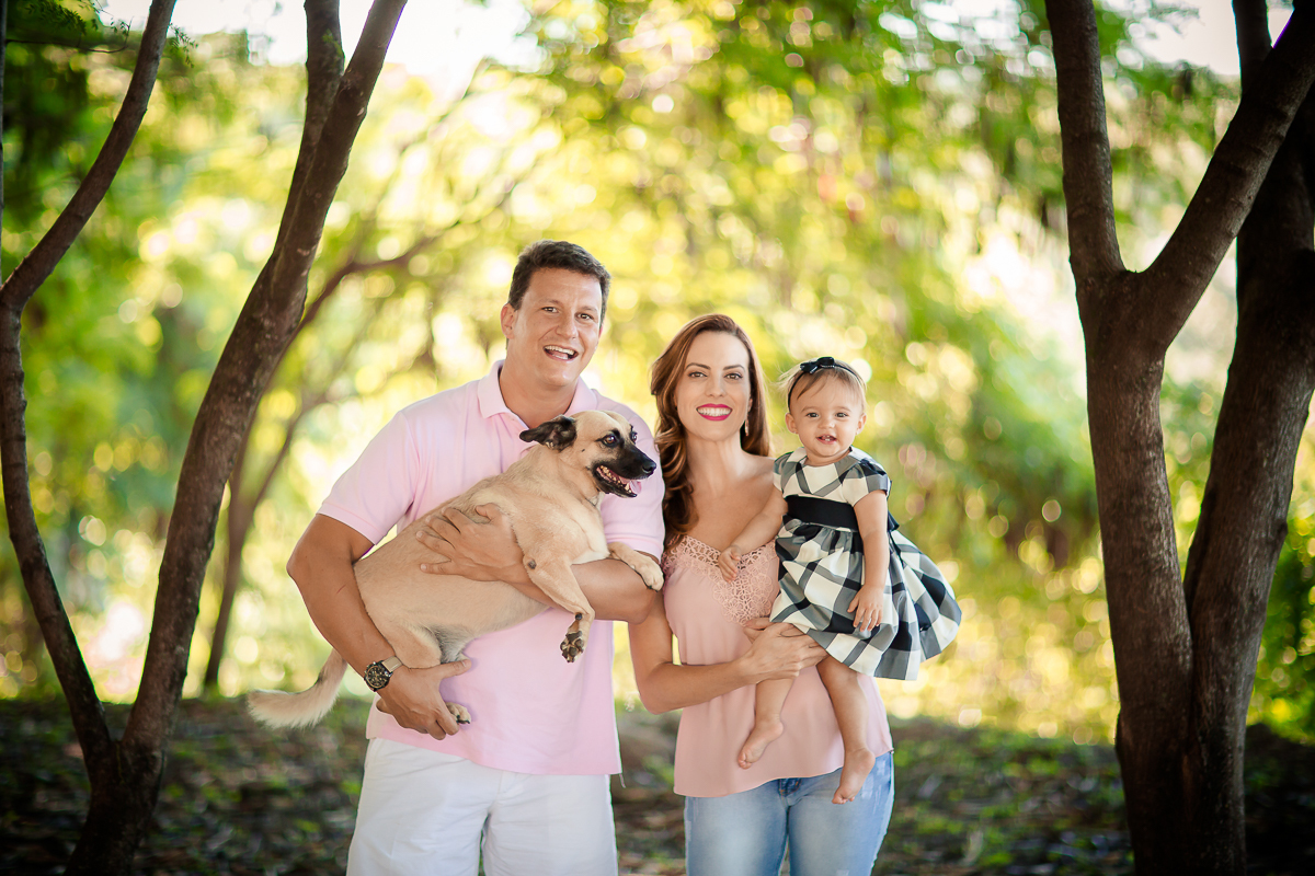 a Luiza completou seu 1º aninho, e encerramos seu acompanhamento  com um lindo smash the cake que teve a participação especial do Duque de Wellington o filhote de 4 patas ❤
A Luiza adorou se melecar, o Duque então nem se fale queria devorar o bolo