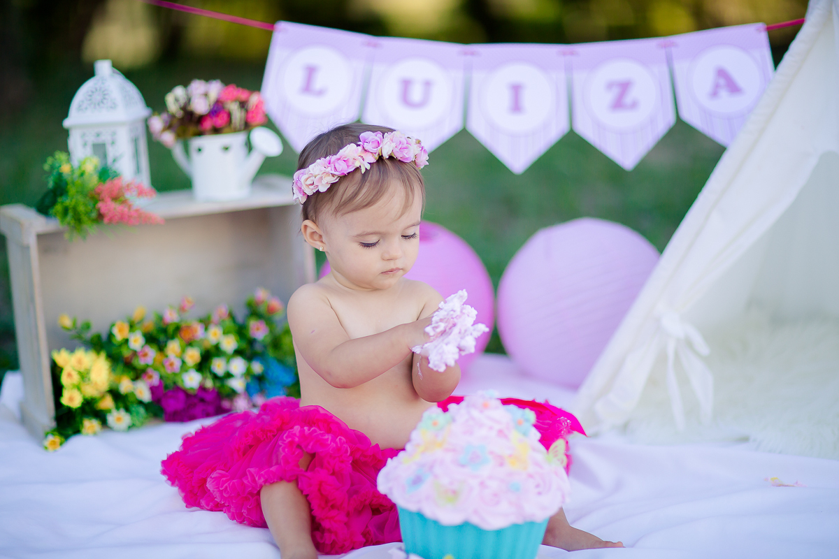 a Luiza completou seu 1º aninho, e encerramos seu acompanhamento  com um lindo smash the cake que teve a participação especial do Duque de Wellington o filhote de 4 patas ❤
A Luiza adorou se melecar, o Duque então nem se fale queria devorar o bolo