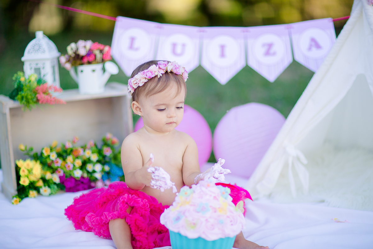 a Luiza completou seu 1º aninho, e encerramos seu acompanhamento  com um lindo smash the cake que teve a participação especial do Duque de Wellington o filhote de 4 patas ❤
A Luiza adorou se melecar, o Duque então nem se fale queria devorar o bolo