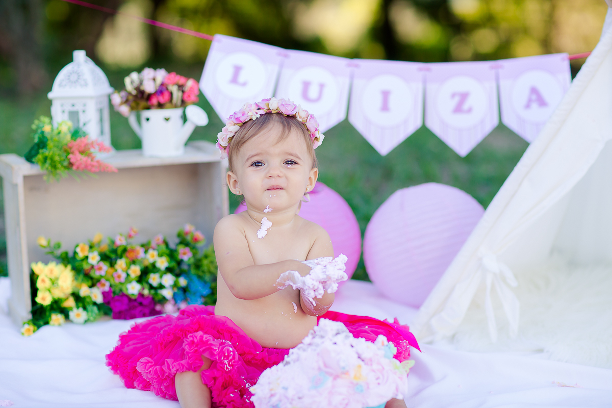 a Luiza completou seu 1º aninho, e encerramos seu acompanhamento  com um lindo smash the cake que teve a participação especial do Duque de Wellington o filhote de 4 patas ❤
A Luiza adorou se melecar, o Duque então nem se fale queria devorar o bolo