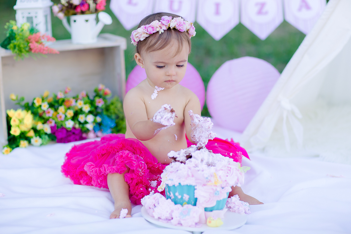 a Luiza completou seu 1º aninho, e encerramos seu acompanhamento  com um lindo smash the cake que teve a participação especial do Duque de Wellington o filhote de 4 patas ❤
A Luiza adorou se melecar, o Duque então nem se fale queria devorar o bolo