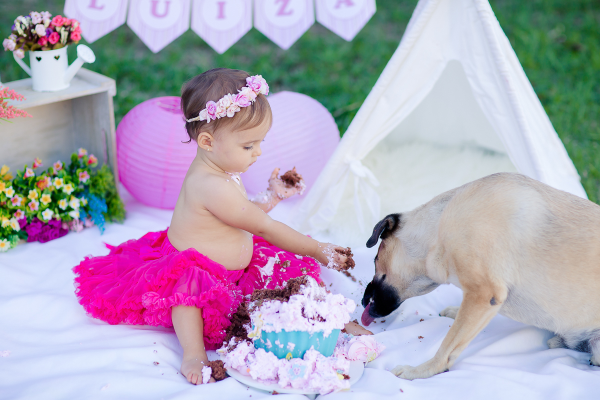 a Luiza completou seu 1º aninho, e encerramos seu acompanhamento  com um lindo smash the cake que teve a participação especial do Duque de Wellington o filhote de 4 patas ❤
A Luiza adorou se melecar, o Duque então nem se fale queria devorar o bolo