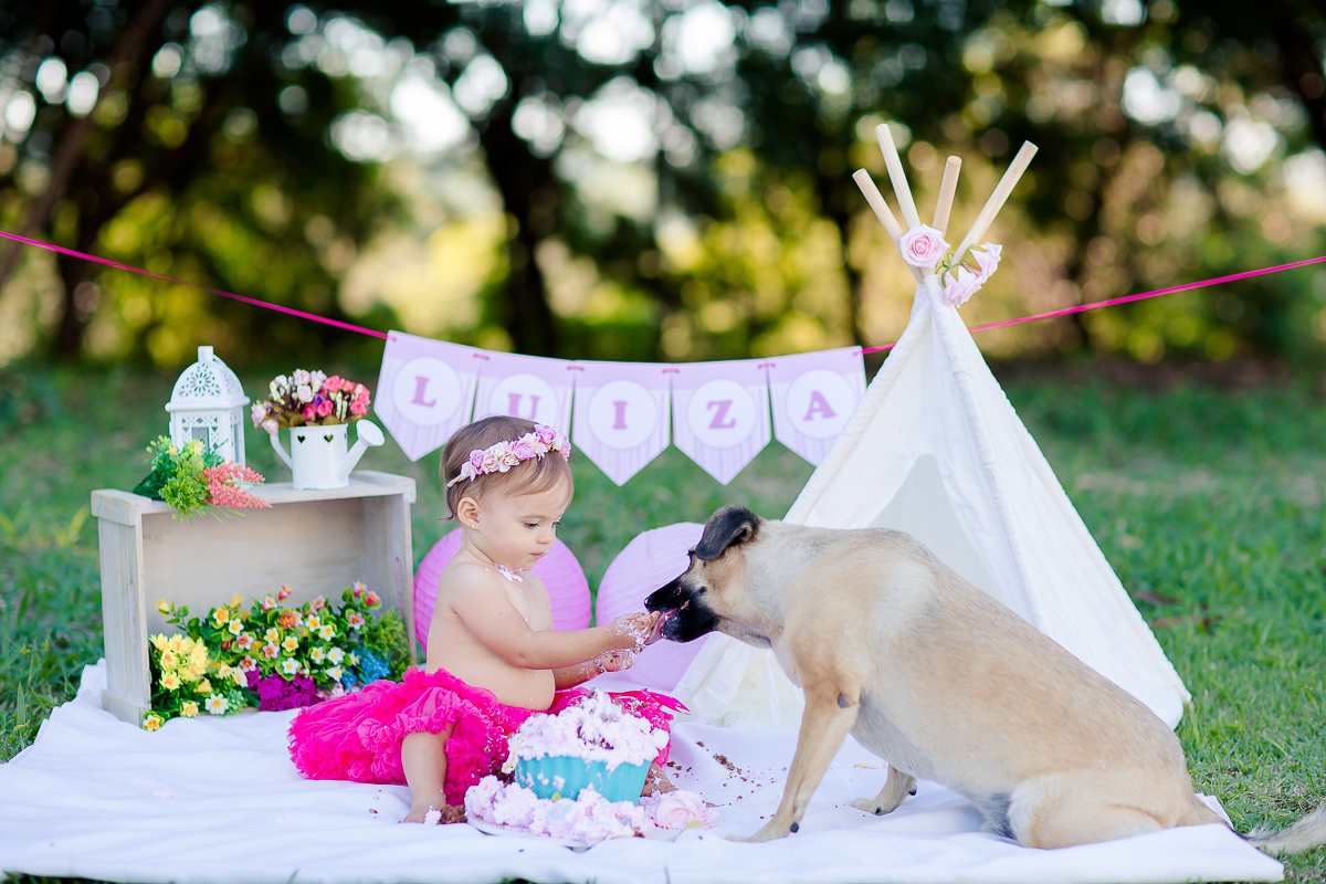 a Luiza completou seu 1º aninho, e encerramos seu acompanhamento  com um lindo smash the cake que teve a participação especial do Duque de Wellington o filhote de 4 patas ❤
A Luiza adorou se melecar, o Duque então nem se fale queria devorar o bolo