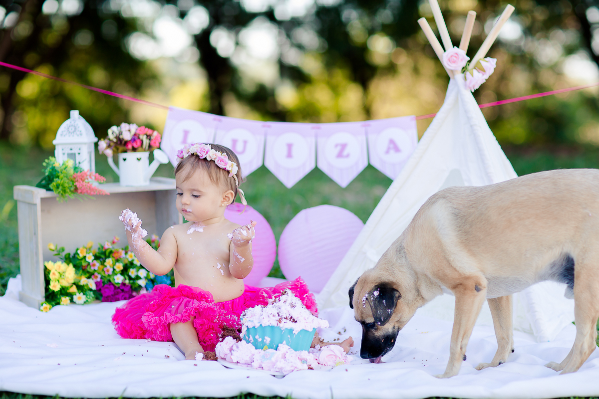 a Luiza completou seu 1º aninho, e encerramos seu acompanhamento  com um lindo smash the cake que teve a participação especial do Duque de Wellington o filhote de 4 patas ❤
A Luiza adorou se melecar, o Duque então nem se fale queria devorar o bolo